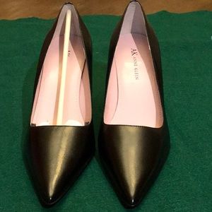 Anne Klein Baguette AK 8 M Black Leather Pumps.
